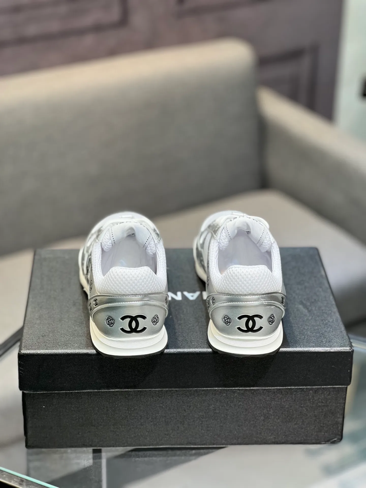Men's men's shoes 💰640 Exclusive real shot (top version) CHANEL Chanel 2025ss color matching thick-soled casual sports shoes and sneakers. The counter is synchronized. The counter is very popular. A shoe that is very difficult to buy. The most popular thick-soled panda shoes on the Internet. It can be imagined that Xiaoxiang control can't miss it. It has both good looks and comfort. Simple and versatile white shoes. The thick sole increases the height and is super versatile. Close your eyes and wear it. Whoever wears it will look better. Upper: calfskin Lining: imported sheepskin lining Outsole: TPU original outsole Size: 35-44 (customized for women 41 and 40, and 45 for men)